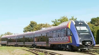 Un tren produs la Pașcani, în județul Iași, este pregătit pentru omologare. imagine de ansamblu cu trenul decorat cu motive populare in timpul testelor