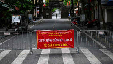 Barieră pentru oprirea circulației în Hanoi, Vietnam, ca măsură anti-Covid