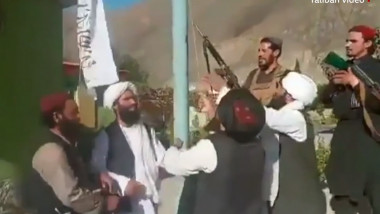 Talibanii au postat imagini cu luptătorii care au ridicat steagul taliban în fața biroului guvernatorului provinciei Panjshir