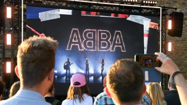 fani prezenti la evenimentul prin care abba anunta un nou album si un concert cu holograme