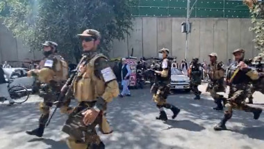 protest kabul soldați înarmați fug pe străzi