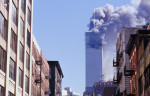 Momentul atacurilor de la 11 septembrie, unul dintre turnurile gemene fumegă după ce a fost lovit de aeronavă