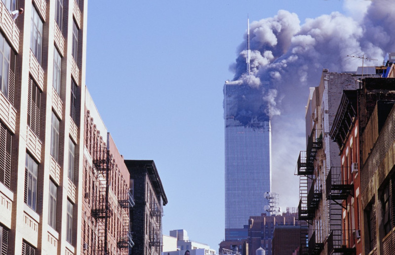 Momentul atacurilor de la 11 septembrie, unul dintre turnurile gemene fumegă după ce a fost lovit de aeronavă