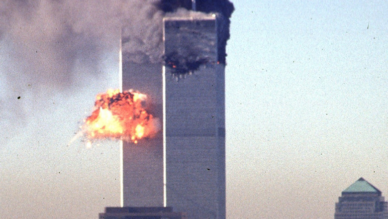 Al doilea avion lovește celălalt turn în timpul atcurilor teroriste de la 11 septembrie