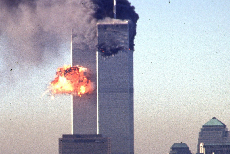 Al doilea avion lovește celălalt turn în timpul atcurilor teroriste de la 11 septembrie