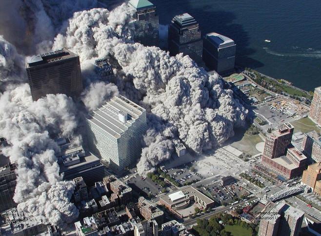 Fotografie din aer cu norul de praf rezultat din prăbușirea turnurilor gemene în 11 septembrie 2001