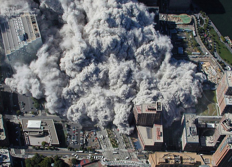 Fotografie din aer cu norul de praf rezultat din prăbușirea turnurilor gemene în 11 septembrie 2001