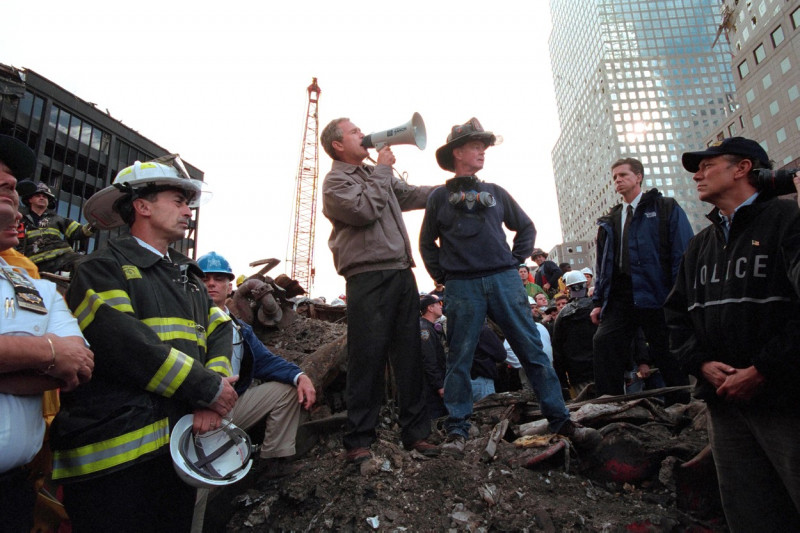 George Bush vorbește la megafon pe locul turnurilor gemene prăbușite