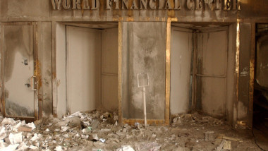 Zid ars și moloz, gravat cu textul World Trade Center