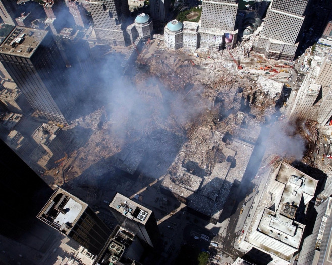 rămășițele fumegânde ale turnurilor gemene într-o fotografie făcută din aer