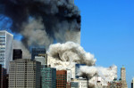 Fum negru este degajat din turnul rămas în picioare după atacurile teroriste de pe 11 septembrie 2001