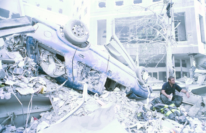 o mașină răsturnată, rezultatul distrugerilor produse de prăbușirea turnurilor gemene