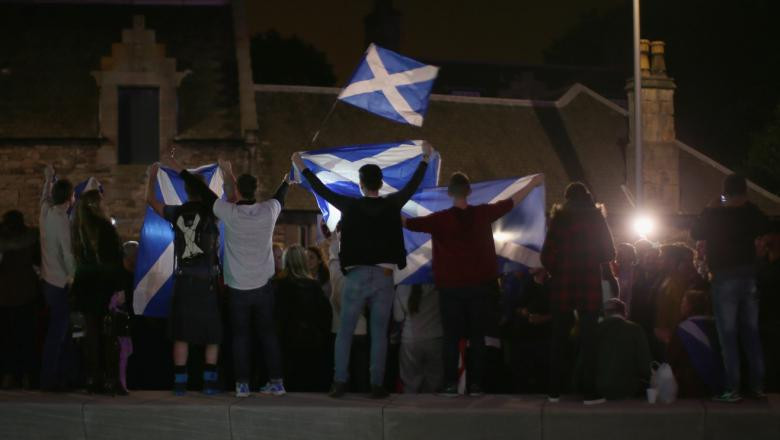 Oameni cu steaguri ale Scoției.
