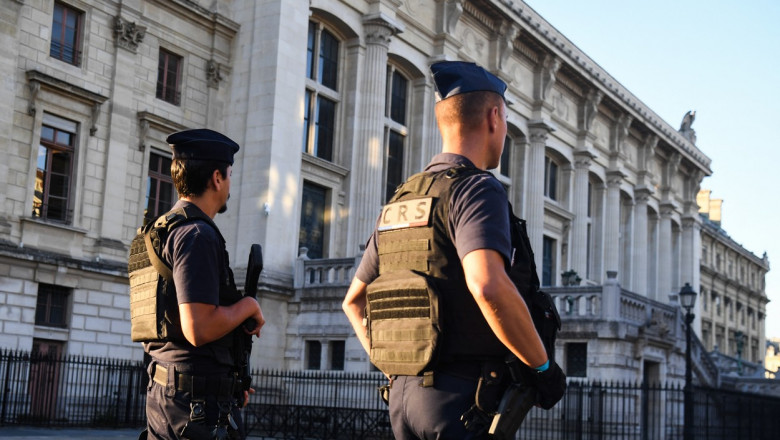 Palatul de Justiție din Paris, unde se va judeca procesul atentatelor de la Bataclan și Stade de France, este păzit de polițiști.