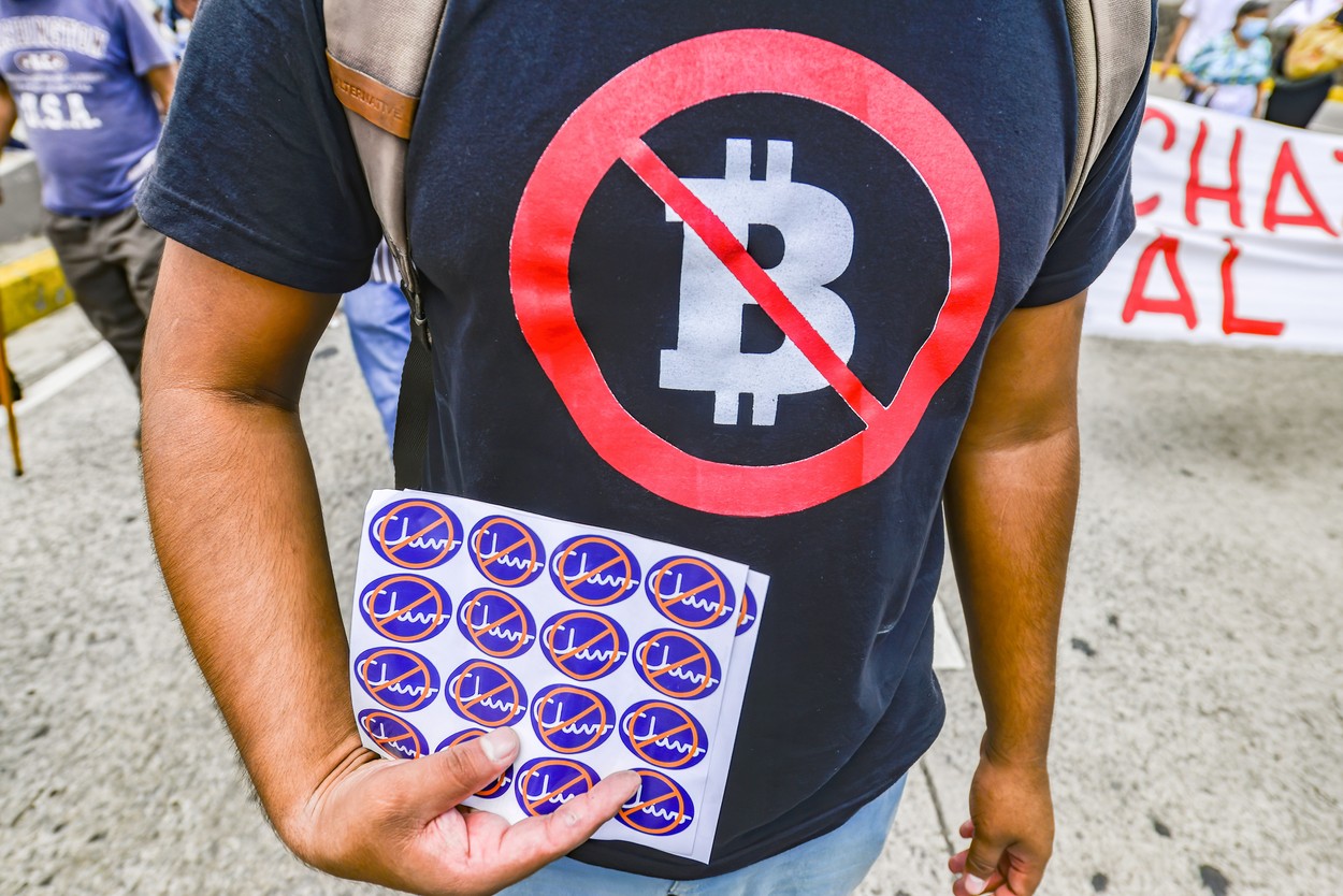 Haos după adoptarea bitcoin în El Salvador. Oamenii au ieșit în stradă, au  ars cauciucuri și au aruncat cu petarde | Digi24