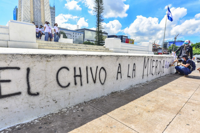 text pe o bariera de beton din El Salvador împotriva bitcoin