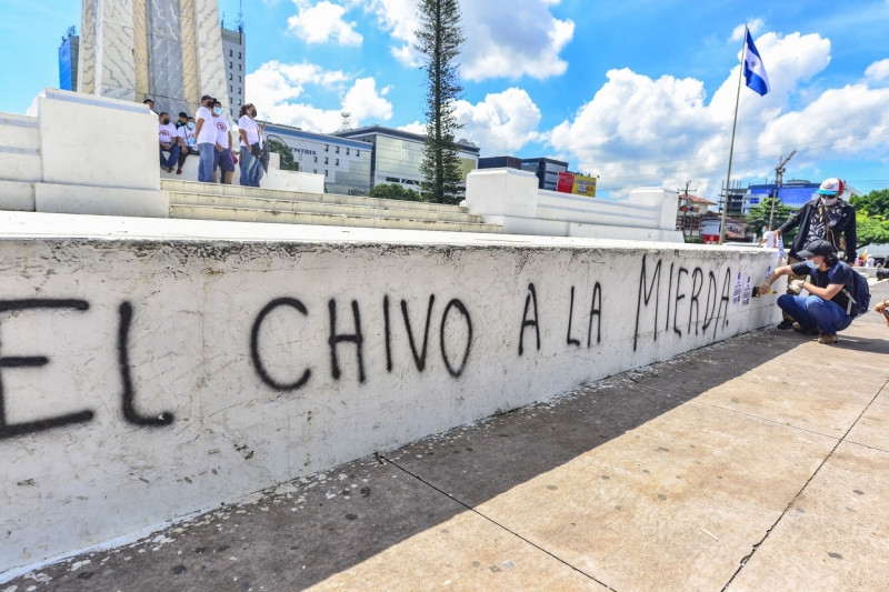 text pe o bariera de beton din El Salvador împotriva bitcoin