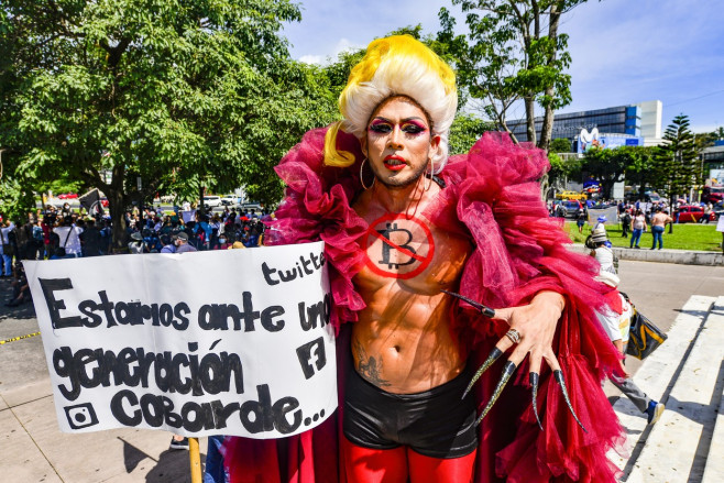 Persoană transgender la protestele anti-bitcoin din El Salvador