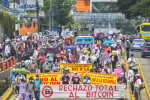 Oameni la protest anti-bitcoin în El Salvador