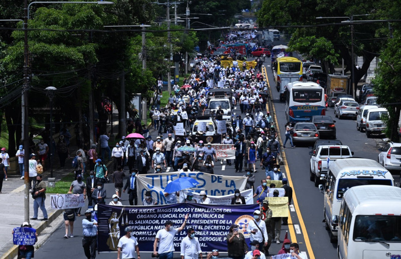 protestatari în San Salvador