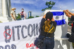 Bannere anti bitcoin și protestatari în San Salvador