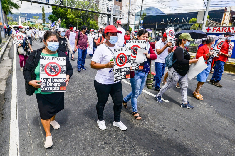 protestatari în San Salvador