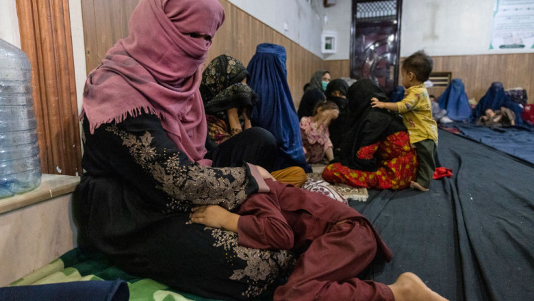 femei cu copii in afganistan