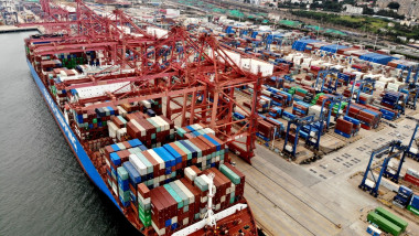 Containere maritime în portul Lianyungang din China.