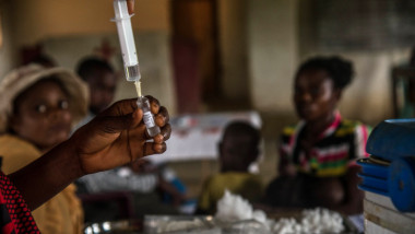 seringa cu vaccin si copii din africa