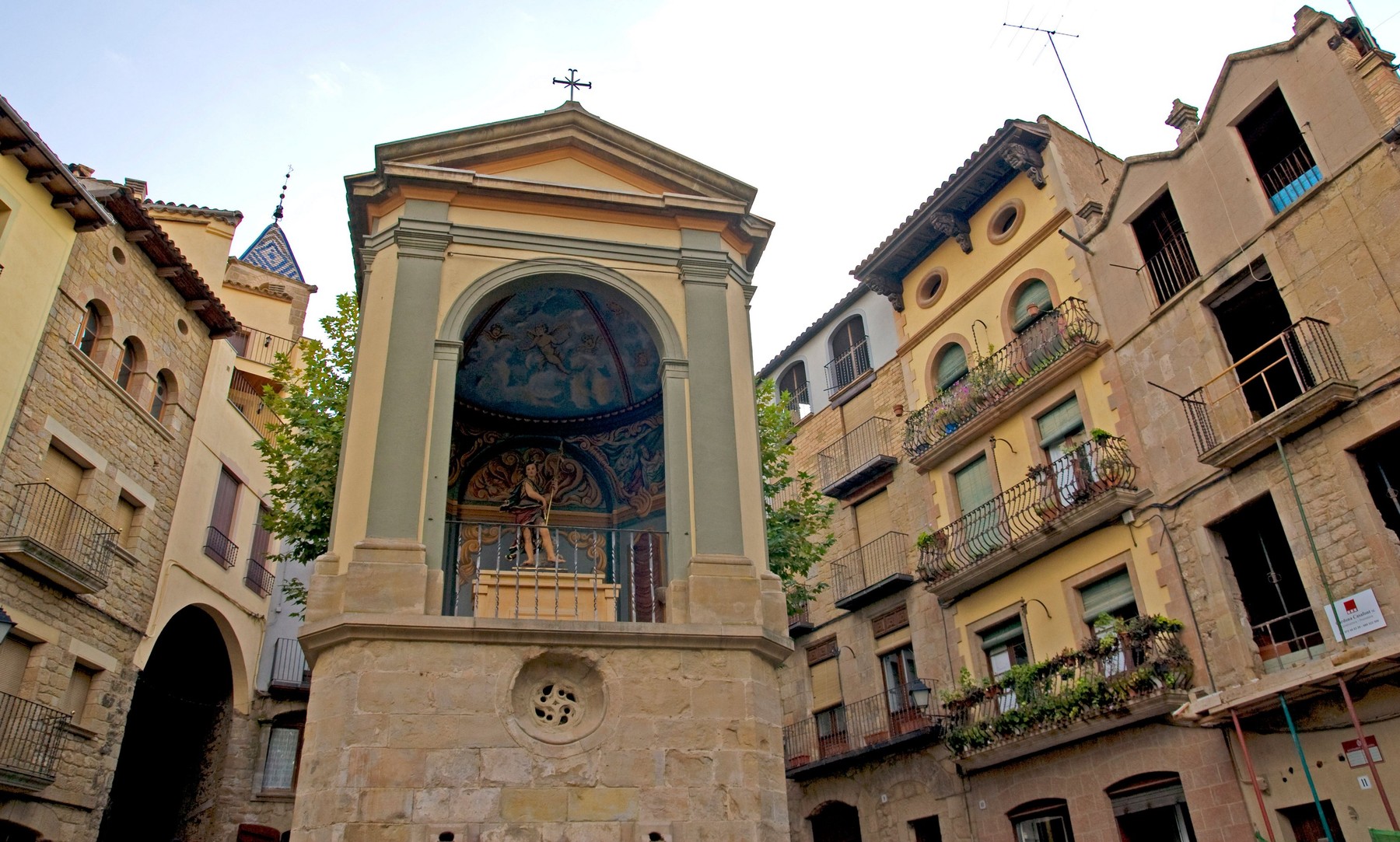 Un fost episcop spaniol se căsătorește cu o scriitoare a unor cărţi despre satanism