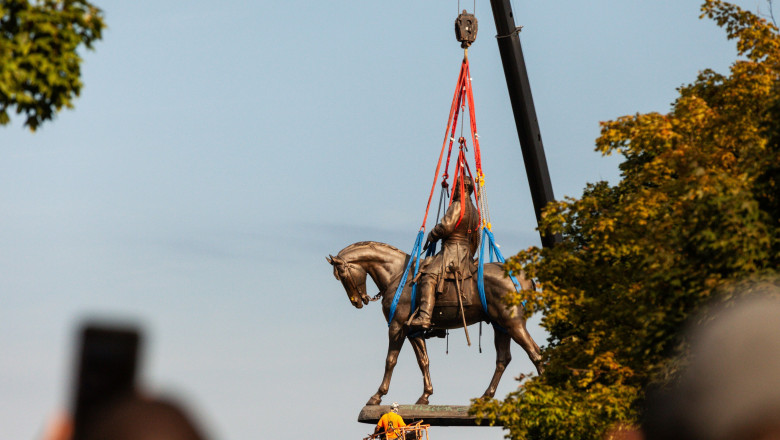Removal of Robert E. Lee statue in Richmond, Monument Avenue, Richmond, USA - 08 Sep 2021