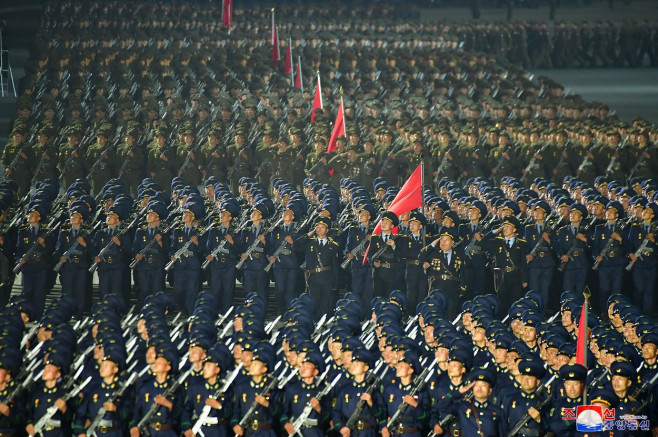 Militari nord-coreeni cu puști la aniversarea fondării Coreei de Nord