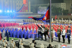 nord-coreeni cu steagul țării la aniversarea fondării statului