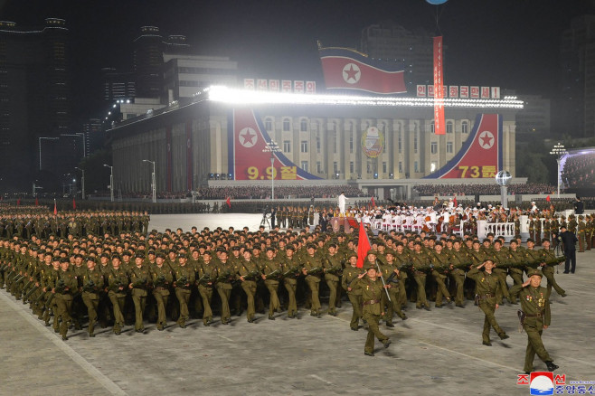 Soldați în marș prin capitala nord-coreeană la parada militară din septembrie 2021