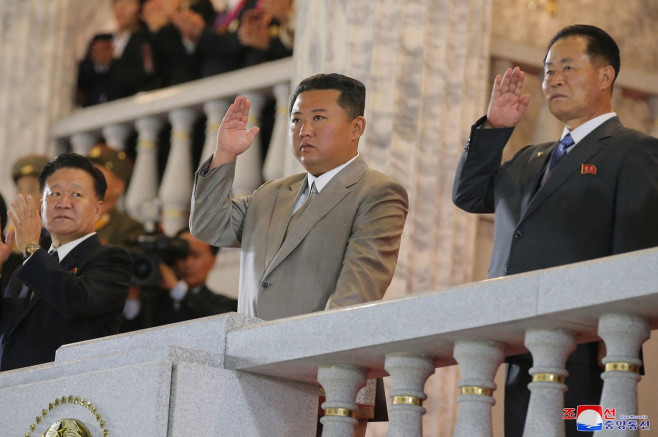 Kim Jong-un într-un costum gri, la parada militară a Coreei de Nord din 2021