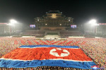 masă de oameni care formează steagul Coreei de Nord