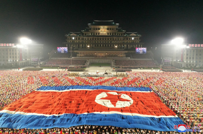 masă de oameni care formează steagul Coreei de Nord