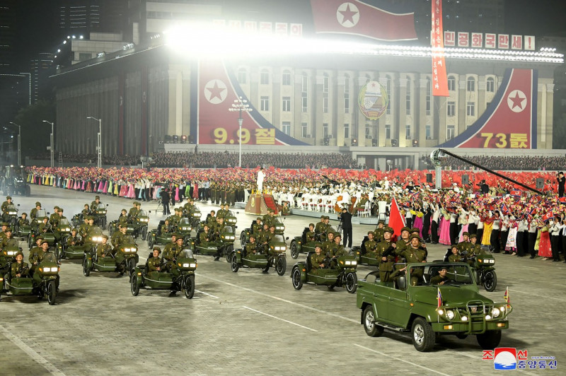 vehicule militare în marș la parada militară a Coreei de Nord
