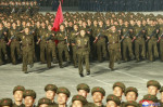 Soldați nord-coreeni cu un steag roșu