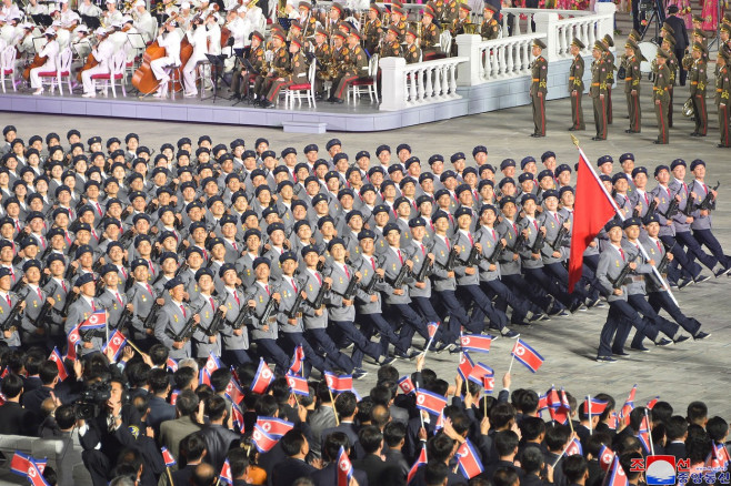 militari nord-coreeni la paradă, îmbrăcați în gri