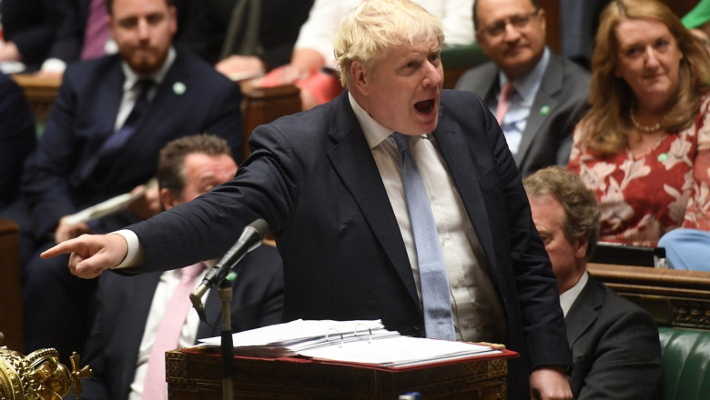 Boris Johnson gesticulează în parlamentul de la Londra în timpul unui discurs