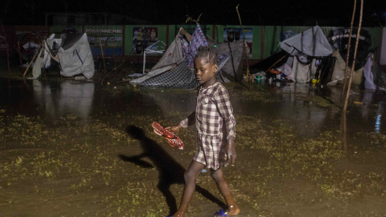 fata singura dupa cutremurin haiti