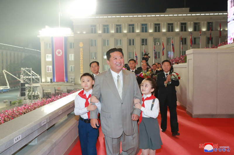 Kim Jong-un, alături de doi copii