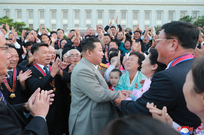 Kim Jong-un salută nord-coreeni la paradă