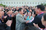 Kim Jong-un salută nord-coreeni la paradă