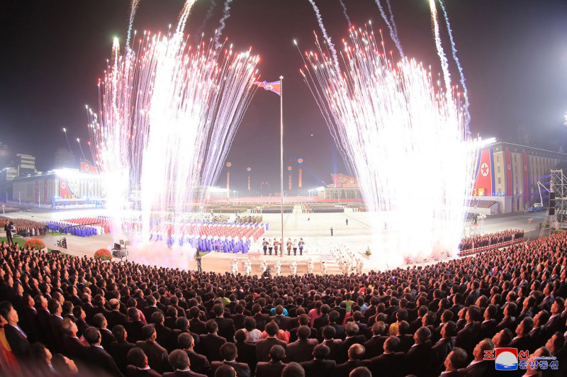artificii la parada militară a Coreei de Nord