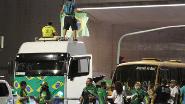 Șoferi de tir, susținători ai lui Bolsonaro, blochează o autostradă
