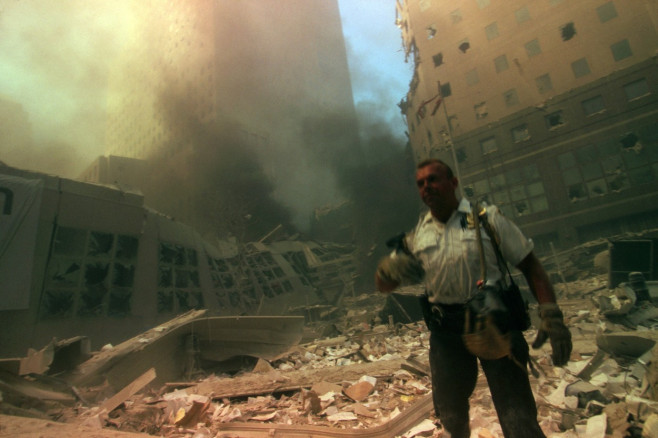 Pompier printre ruinele turnurilor gemene, în 11 septembrie 2001