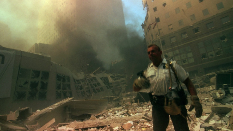 Pompier printre ruinele turnurilor gemene, în 11 septembrie 2001