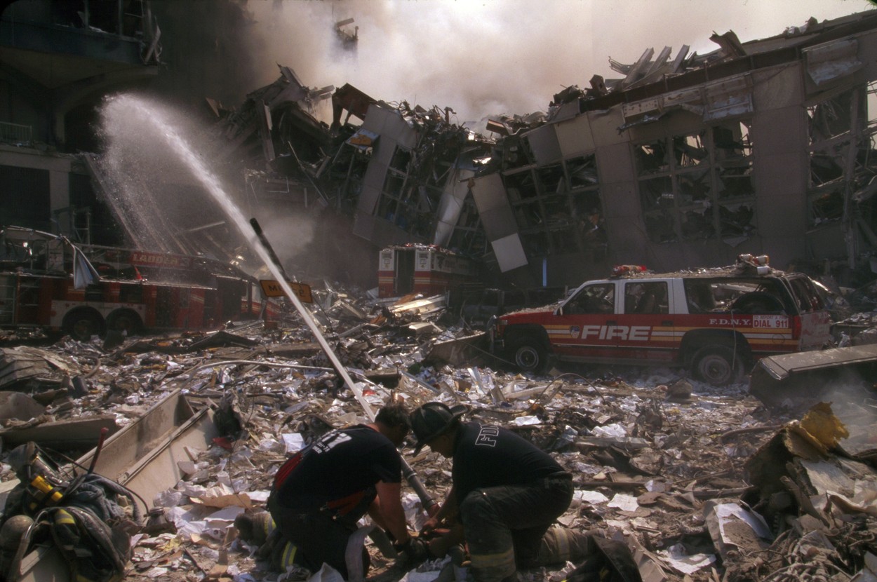 Pompieri la intervenția de urgență de la turnurile gemene în 11 septembrie 2001